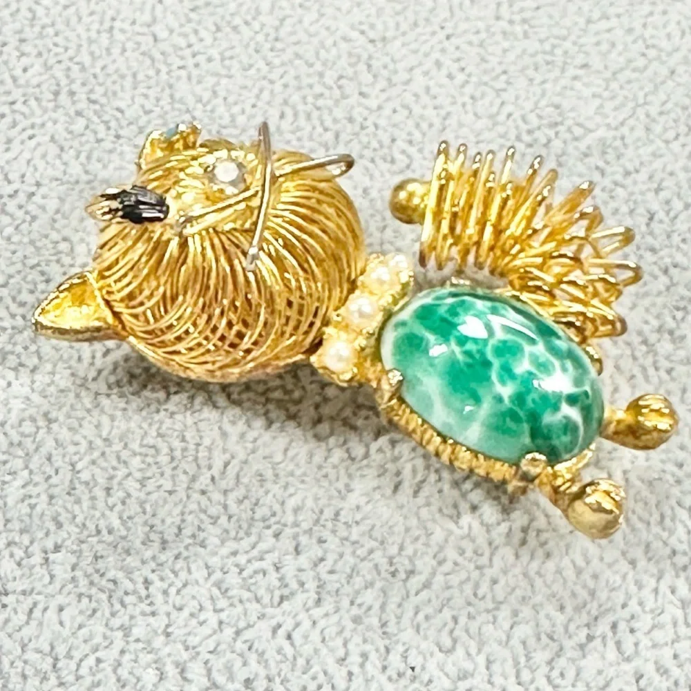 Vintage Gold Tone Wire Wrapped Green Cabochon Belly Winking Cat Brooch Pin